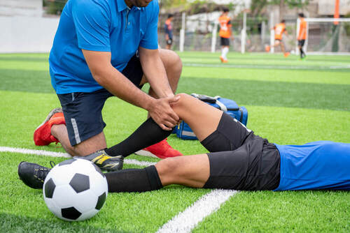 doctor revisando dolor de rodilla